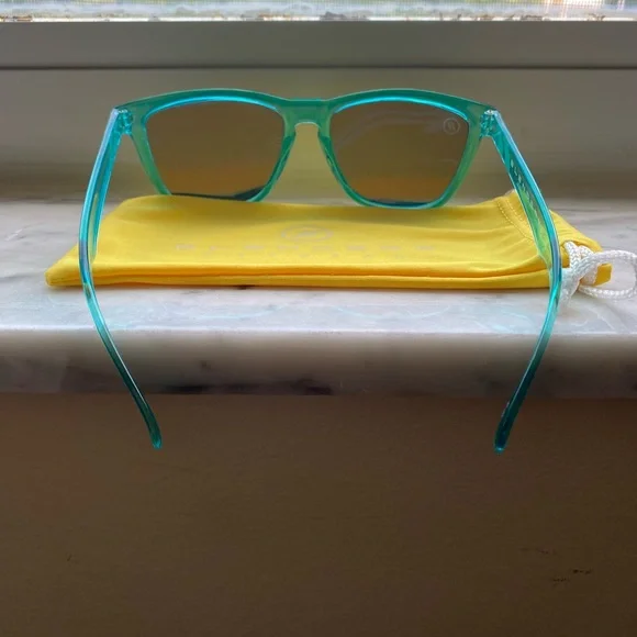 Stylish Green Sunglasses - Picture 3 of 6